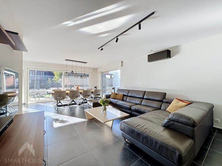 Quiet semi-detached home with 3 beds and 2 garages