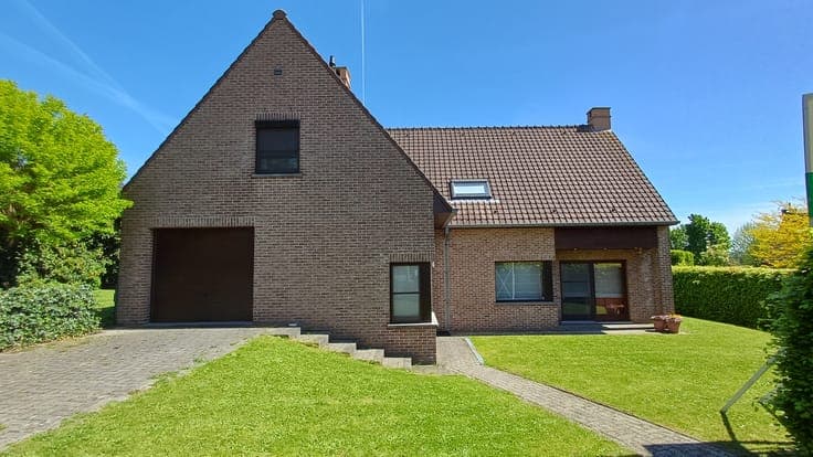 Spacious 4 bedroom villa in Halle