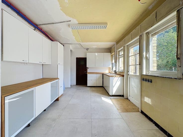 Welgelegen alleenstaande villa met opknapwerk.