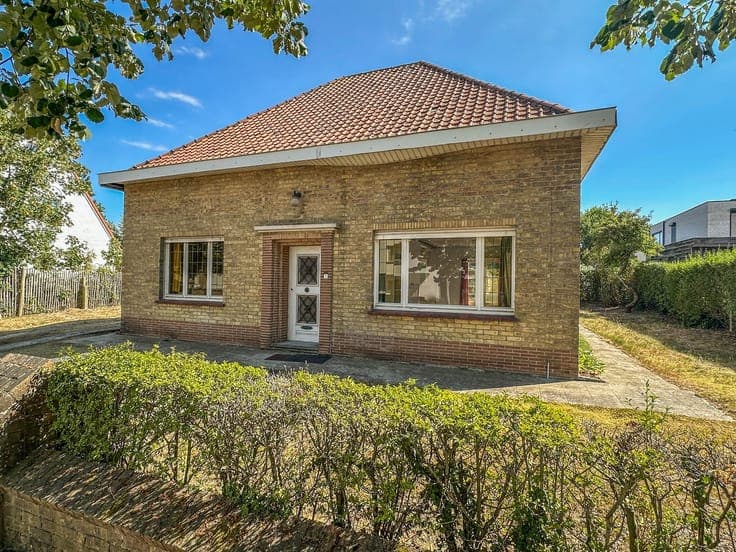 Welgelegen alleenstaande villa met opknapwerk.