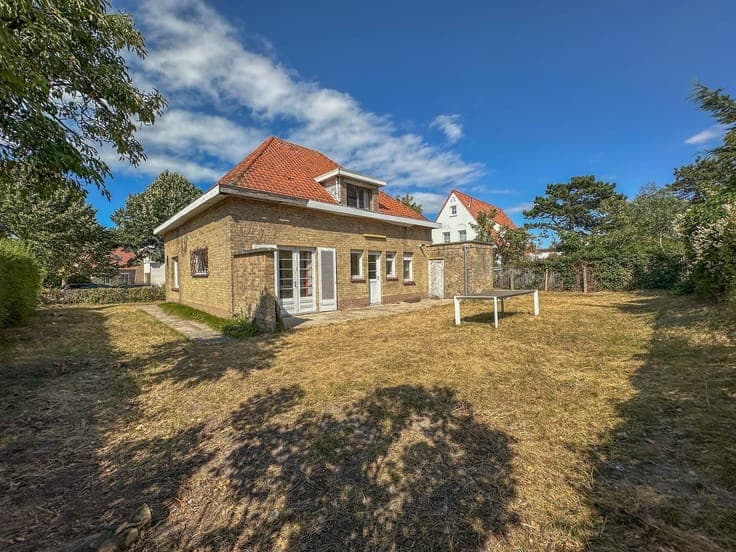 Welgelegen alleenstaande villa met opknapwerk.