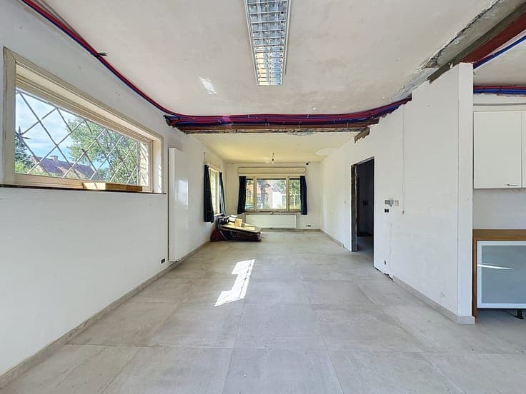 Welgelegen alleenstaande villa met opknapwerk.