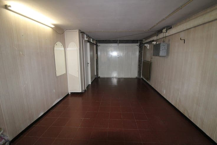 Te moderniseren étagewoning met grote garage, centraal gel