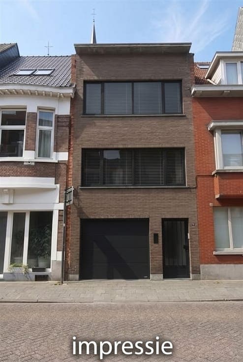 Te moderniseren étagewoning met grote garage, centraal gel