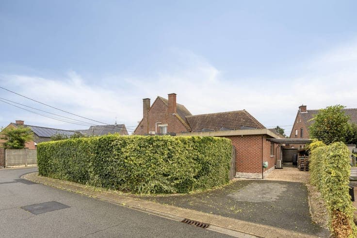 Spacious home for sale in Oekene