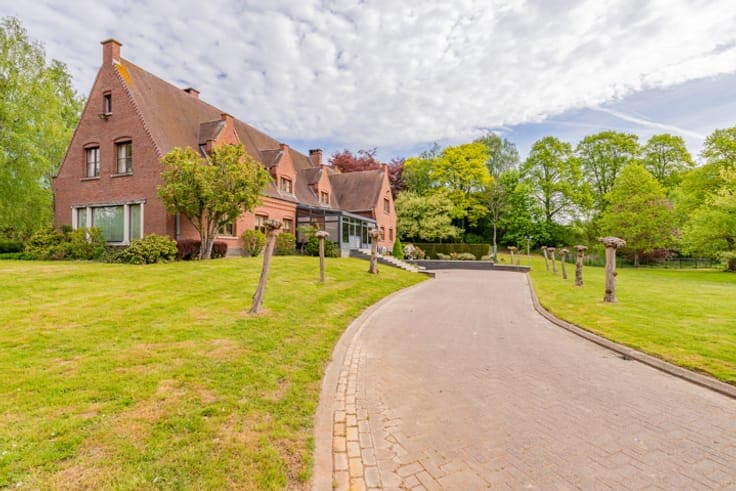 Villa with great potential on large plot in Lennik