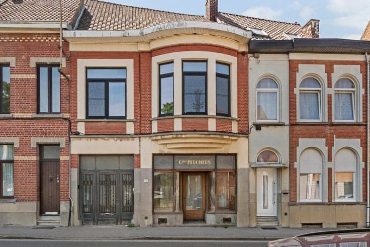 Partially renovated townhouse with 3 bedrooms, a garden, and