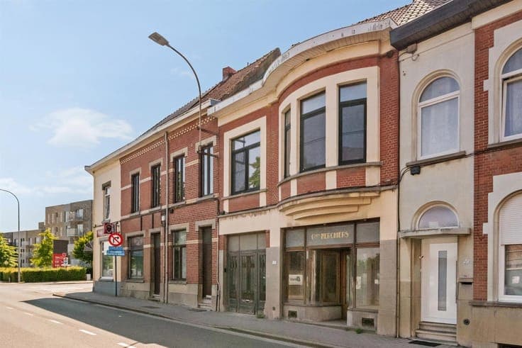 Partially renovated townhouse with 3 bedrooms, a garden, and
