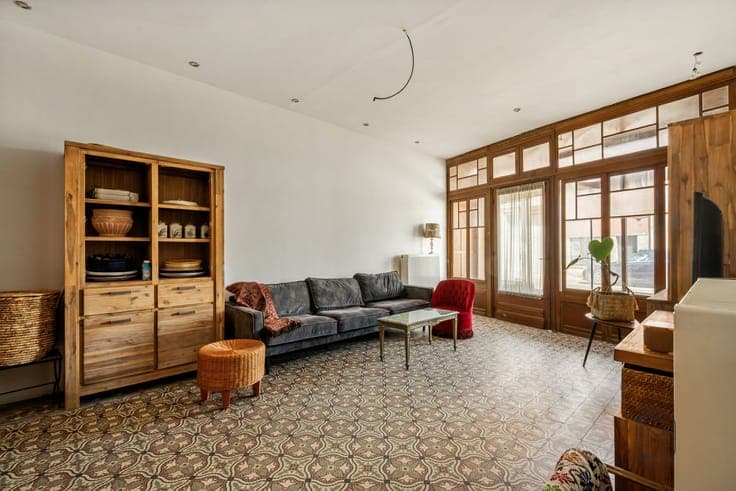 Partially renovated townhouse with 3 bedrooms, a garden, and