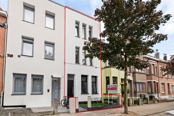 Charming 5-bedroom townhouse with a landscaped garden