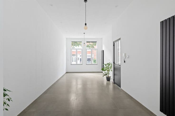 Charming 5-bedroom townhouse with a landscaped garden