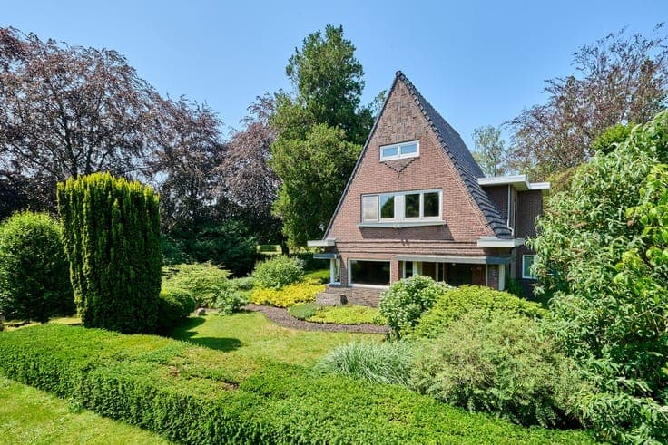 Charmante open bebouwing met prachtige tuin op toplocatie...