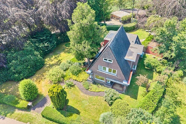 Charmante open bebouwing met prachtige tuin op toplocatie...