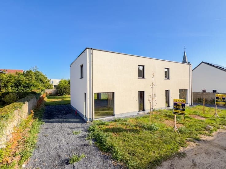 Te koop, strakke nieuwbouwwoning op landelijke ligging