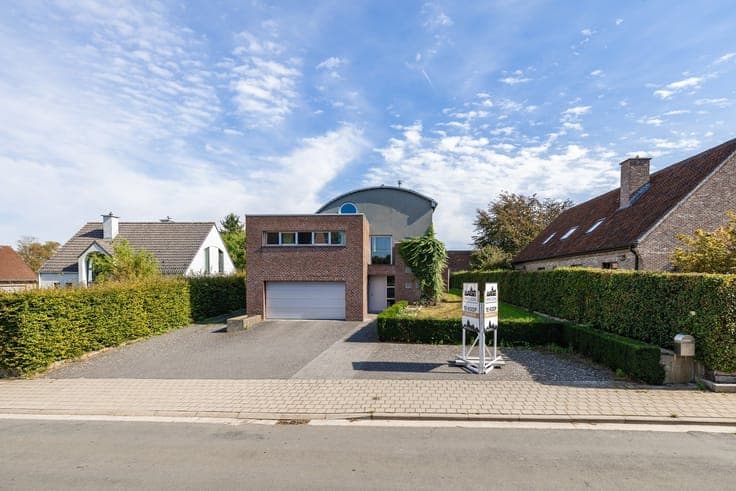 Karaktervolle architectenwoning op een perceel van ruim 25 a