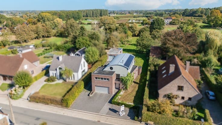 Karaktervolle architectenwoning op een perceel van ruim 25 a