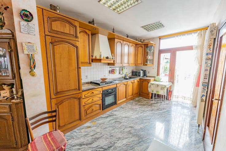 Spacious four-bedroom house with garden