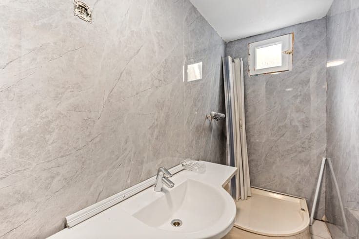 Spacious townhouse with 8 bedrooms in Antwerp