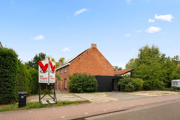 Spacious home with practice space and numerous possibilities