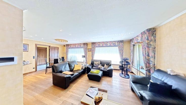 **Exclusieve villa met 5 slaapkamers te koop op een prach...