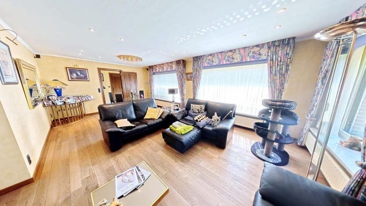 **Exclusieve villa met 5 slaapkamers te koop op een prach...