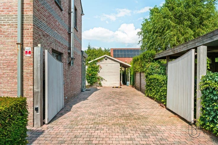 Spacious 5-bedroom family home with garden!