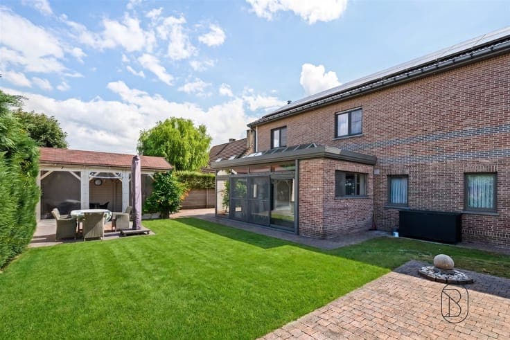 Spacious 5-bedroom family home with garden!