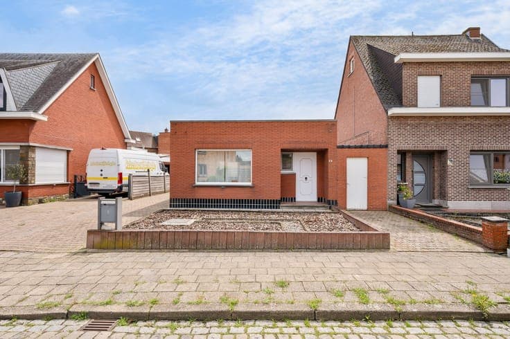 TE RENOVEREN WONING OP GOEDE LOCATIE + MAGAZIJN