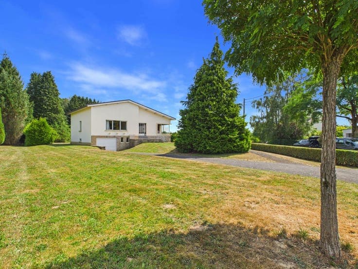 Single-storey 4-facade villa, set back on 46 ares in Fouches