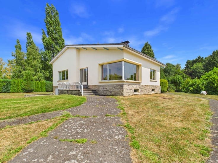 Single-storey 4-facade villa, set back on 46 ares in Fouches