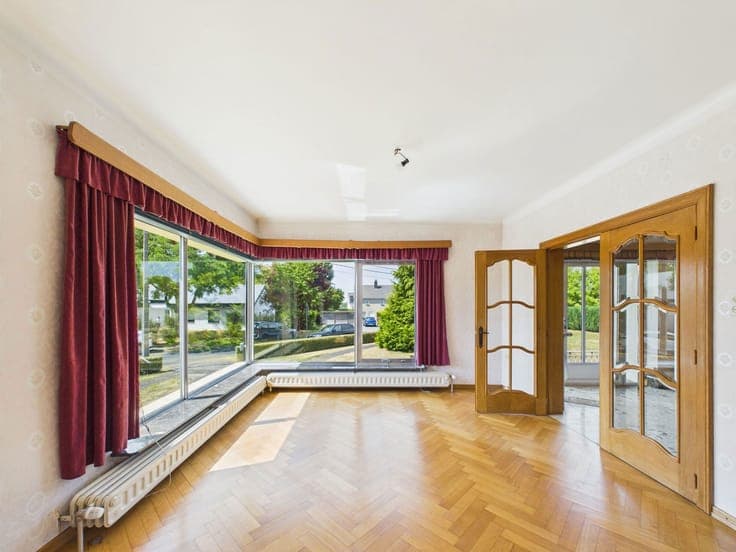 Single-storey 4-facade villa, set back on 46 ares in Fouches