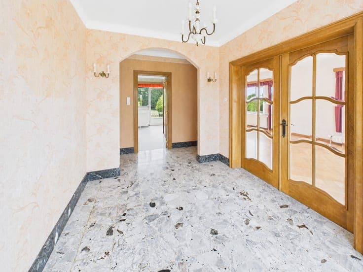 Single-storey 4-facade villa, set back on 46 ares in Fouches