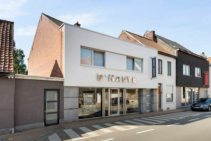 Well-located commercial property with 5 BDS & garden