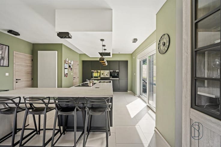 Recently renovated family home with 4 bedrooms, a garage, an