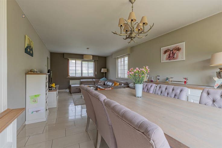 Open bebouwing met 3 slpk en grote tuin in rustige wijk