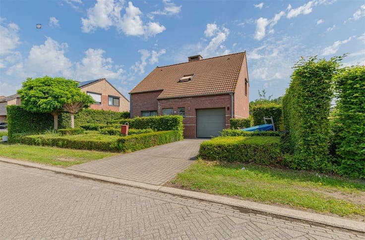 Open bebouwing met 3 slpk en grote tuin in rustige wijk