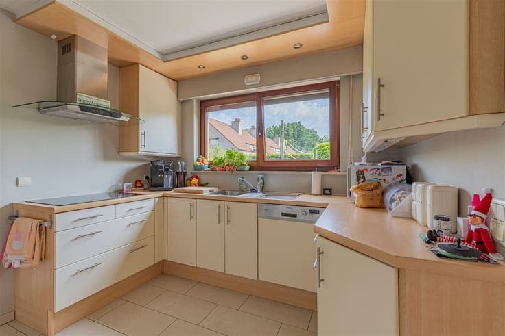 Open bebouwing met 3 slpk en grote tuin in rustige wijk