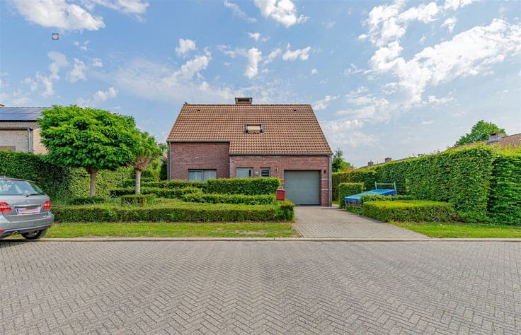 Open bebouwing met 3 slpk en grote tuin in rustige wijk