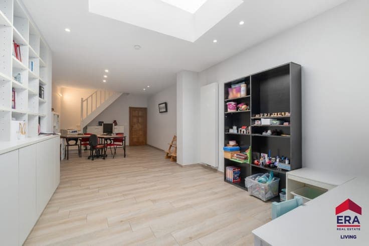Spacious 5-Bedroom Home with Garage and Garden Near the City