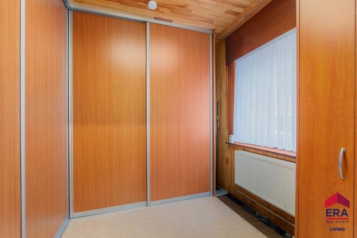 Spacious 5-Bedroom Home with Garage and Garden Near the City