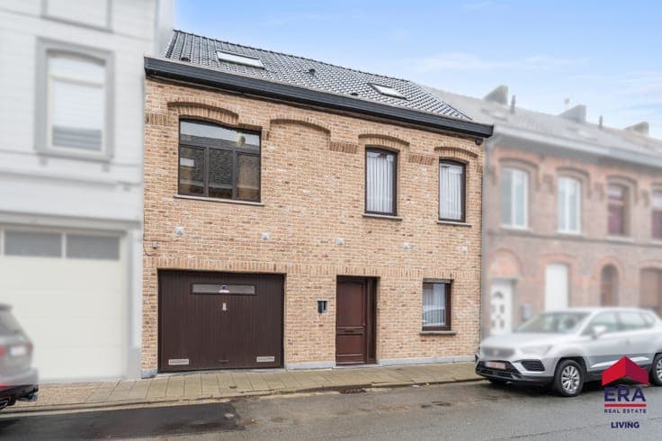 Spacious 5-Bedroom Home with Garage and Garden Near the City