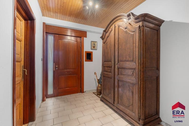 Spacious 5-Bedroom Home with Garage and Garden Near the City
