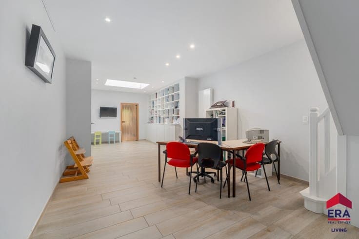 Spacious 5-Bedroom Home with Garage and Garden Near the City