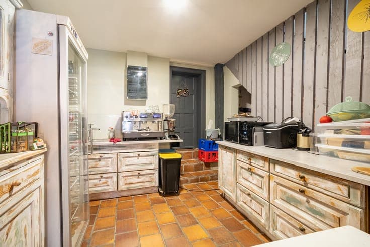 Mixed-use property–3 bedrooms, commercial space and terrace