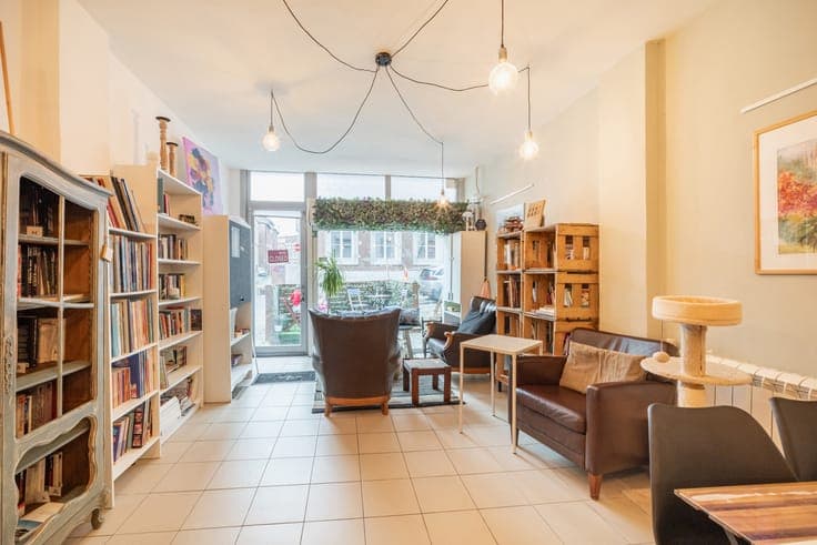 Mixed-use property–3 bedrooms, commercial space and terrace