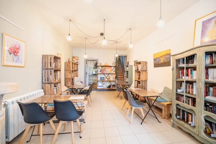 Mixed-use property–3 bedrooms, commercial space and terrace