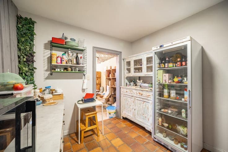 Mixed-use property–3 bedrooms, commercial space and terrace