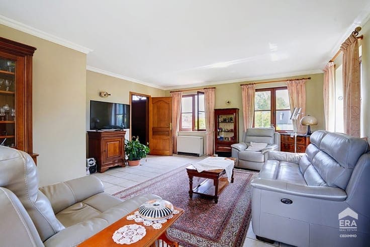 Spacious detached villa on a 14-are plot with open views ove