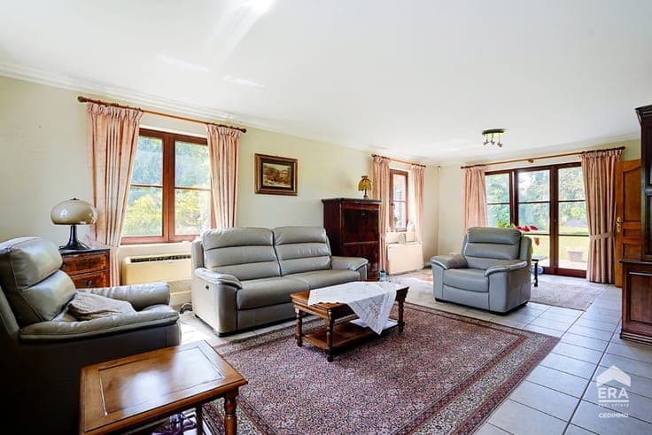 Spacious detached villa on a 14-are plot with open views ove