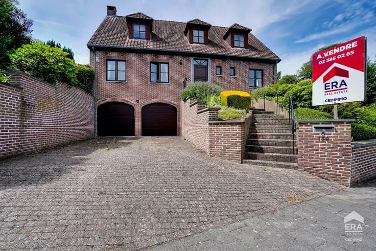 Spacious detached villa on a 14-are plot with open views ove